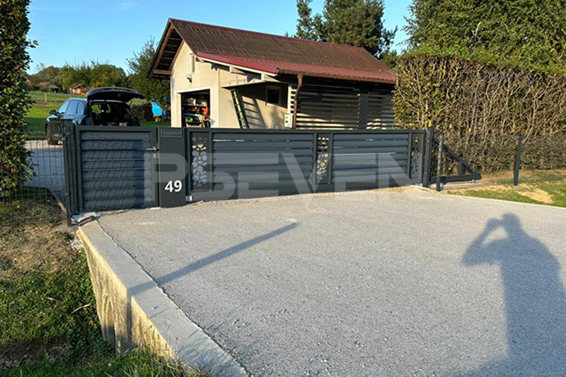 img of Aluminum Cantilever Gate